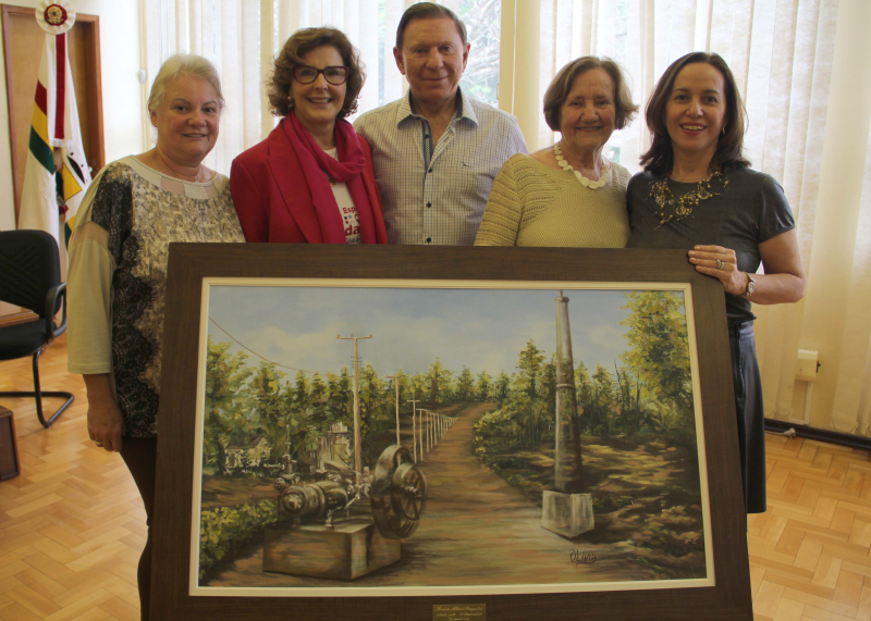 EXECUTIVO RECEBE PRESENTE DE DESCENDENTES DE FREDERICO WILLIG